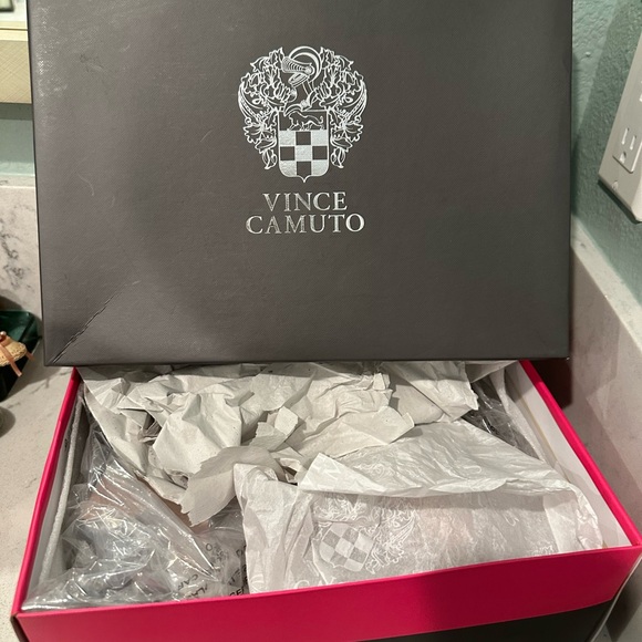 Vince Camuto "Deverly" cutout nubuck heeled sandals Size 8 New in Box - Picture 2 of 8